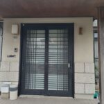 道路より見る (玄関)