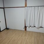 キッチン脇8畳 (居間)